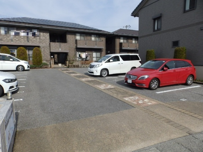 リビングタウン万々 E棟の駐車場|駐車場