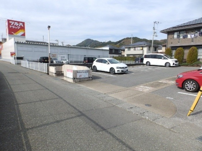 リビングタウン万々 E棟の周辺|前面道路＆敷地入口