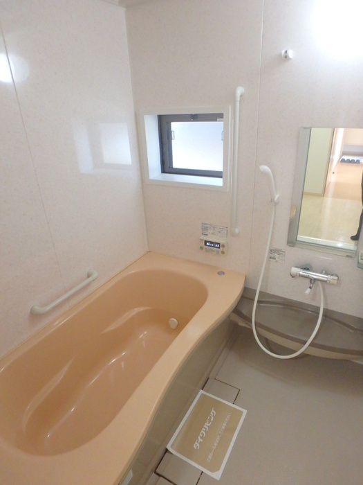 リビングタウン万々 E棟の浴室|バス