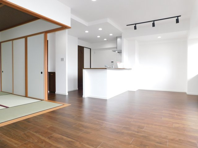 名古屋市北区上飯田南町２丁目の中古マンションの居間・リビング|◇リビング◇　　明るいリビング約１２．７帖　ＬＤＫ傍に続き間で６．０帖の和室♪　（２０２５年５月リフォーム済）