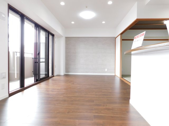 名古屋市北区上飯田南町２丁目の中古マンションの居間・リビング|◇リビング◇　　明るいリビング約１２．７帖　陽当り良好♪　（２０２５年５月リフォーム済）