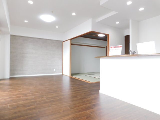 名古屋市北区上飯田南町２丁目の中古マンションの居間・リビング|◇リビング◇　明るいリビング約１２．７帖　家族全員が集まってもゆとりのある空間♪　（２０２５年５月リフォーム済）