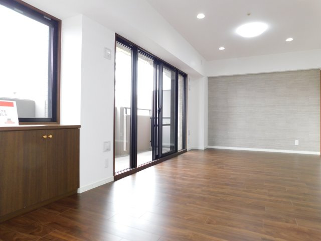 名古屋市北区上飯田南町２丁目の中古マンションの居間・リビング|◇リビング◇　明るいリビング約１２．７帖　インテリアプランが考えやすいワイドなリビング♪　（２０２５年５月リフォーム済）