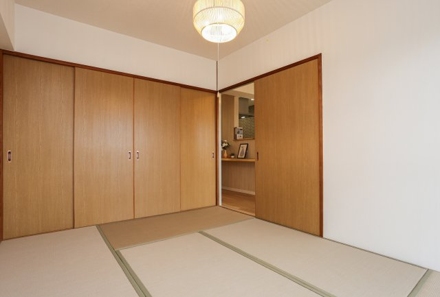 守山アーバンライフ　天然木フルリノベーションの和室|６畳のお部屋です