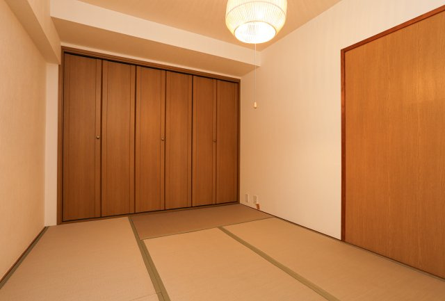 守山アーバンライフ　天然木フルリノベーションの和室|６畳のお部屋です
