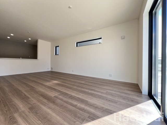 高浜市田戸町2丁目　新築一戸建の居間・リビング|広々とした18.5帖のLDKは家族が自然と集まります。家族と過ごす時間を大切にしたい方にぴったりの明るくゆとりある住空間です。
