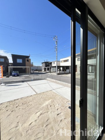高浜市田戸町2丁目　新築一戸建の居間・リビング|明るい日差しが差し込む大きな窓からは前面の駐車所と庭を眺めることができます