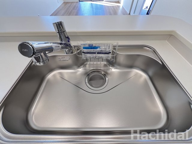 高浜市田戸町2丁目　新築一戸建のキッチン|嬉しい浄水器一体型水栓付きです。
