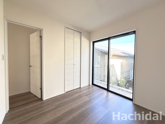 高浜市田戸町2丁目　新築一戸建の洋室|窓からは北側からの柔らかな日差しを受けることができます。