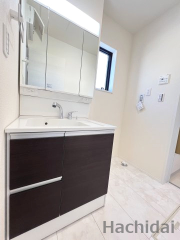 高浜市田戸町2丁目　新築一戸建の独立洗面台|洗面台には鏡の裏や下の棚に収納スペースがあり、洗剤や整髪料、予備の歯ブラシなどスッキリしまって頂けます♪