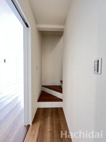 高浜市田戸町2丁目　新築一戸建の内装|キッチンの目の前は階段で、「おはよう」「行ってきます」「おかえりなさい」などの自然なコミュニケーションが生まれます