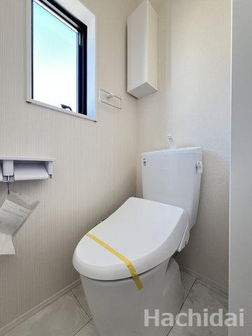 高浜市田戸町2丁目　新築一戸建のトイレ|１階と同じく大理石調のトイレでインテリアに一体感があります