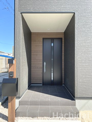 高浜市田戸町2丁目　新築一戸建のエントランス|シンプルでモダンなエントランスホールです。訪れる方を心地よく迎えてくれます。