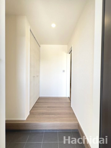 高浜市田戸町2丁目　新築一戸建の玄関|優しいカラーの建具と調和し、落ち着いた雰囲気を感じることができる玄関ホールです