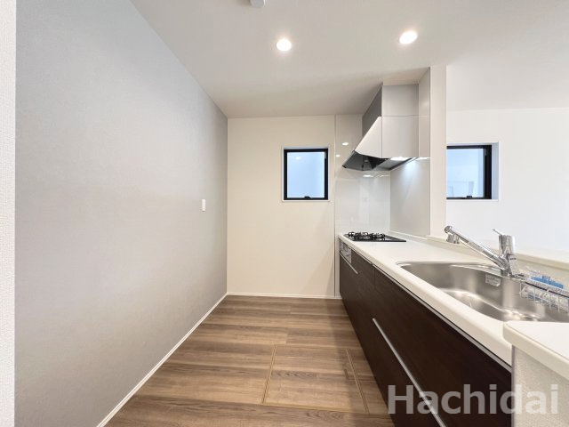 高浜市田戸町2丁目　新築一戸建のキッチン|キッチンはアッシュカラーの壁紙です。流行色でありながら上質な印象です。