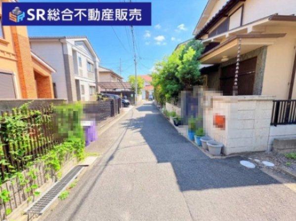 本町中古戸建の前面道路含む現地写真|お車をお持ちの方には嬉しい駐車場がございます！自転車・バイクも置けます！