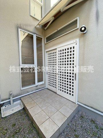 本町中古戸建の玄関|使いやすい引き戸の玄関ドアです！