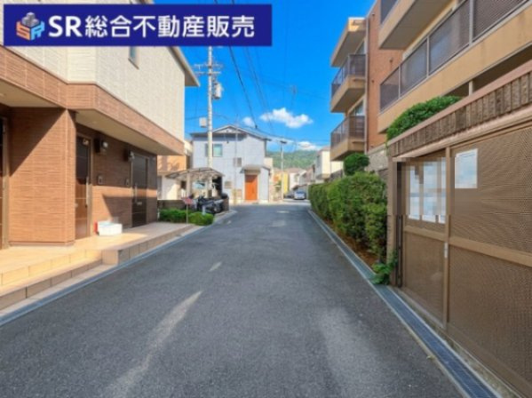 本町中古戸建の前面道路含む現地写真|使いやすい引き戸の玄関ドアです！
