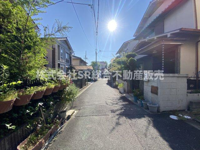 本町中古戸建の前面道路含む現地写真|弊社は住宅ローンに自信がございます。
お客様にあった銀行をご紹介いたします。
お悩みの方は弊社までお気軽に
ご相談下さいませ。