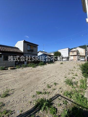 本町中古戸建の前面道路含む現地写真|現在物件の裏は空き地で日光を遮る物がございません！