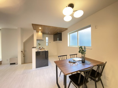 【居間・リビング】 | 上板橋全4棟 販売３棟 | AIにより画像を作成しております。お子様が遊べるスペースも取れているLDKです。