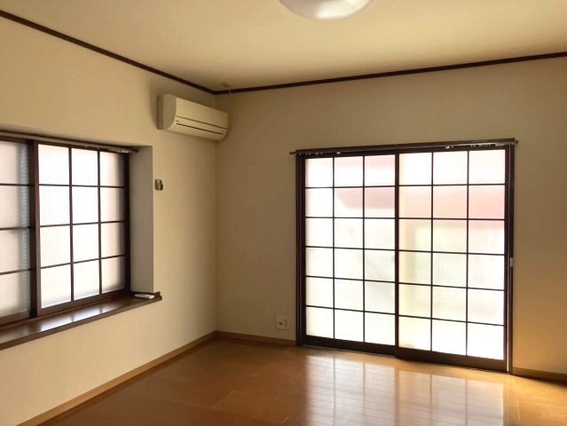 新潟市中央区網川原２丁目のアパートの居間・リビング