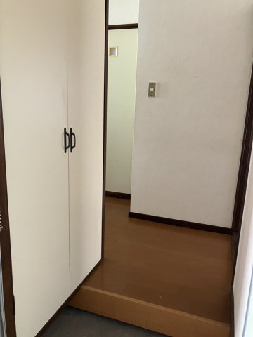 新潟市中央区網川原２丁目のアパートの玄関