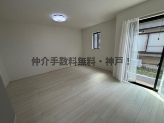 【居間・リビング】 | 神戸市垂水区桃山台6丁目　新築戸建1号棟　仲介手数料無料！ | こちらのリビングで趣味の時間をお楽しみください