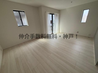 【居間・リビング】 | 神戸市垂水区桃山台6丁目　新築戸建1号棟　仲介手数料無料！ | リビングです