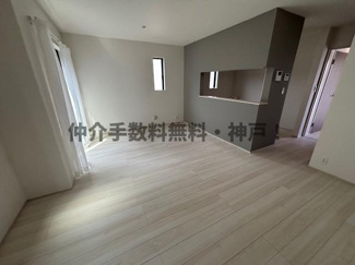 【居間・リビング】 | 神戸市垂水区桃山台6丁目　新築戸建1号棟　仲介手数料無料！ | こちらのリビングで趣味の時間をお楽しみください