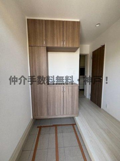 【玄関】 | 神戸市垂水区桃山台6丁目　新築戸建1号棟　仲介手数料無料！ | 収納もある玄関です