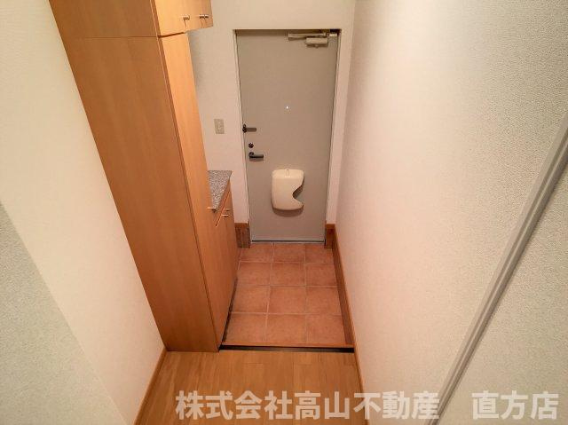 直方市大字上新入のアパートの玄関