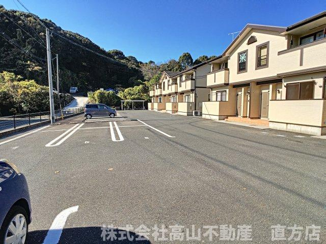 直方市大字上新入のアパートの駐車場