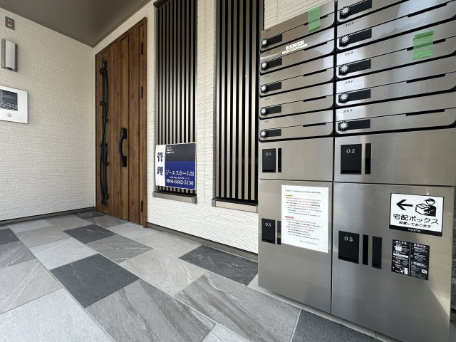 ピレーネ照ヶ丘のエントランス