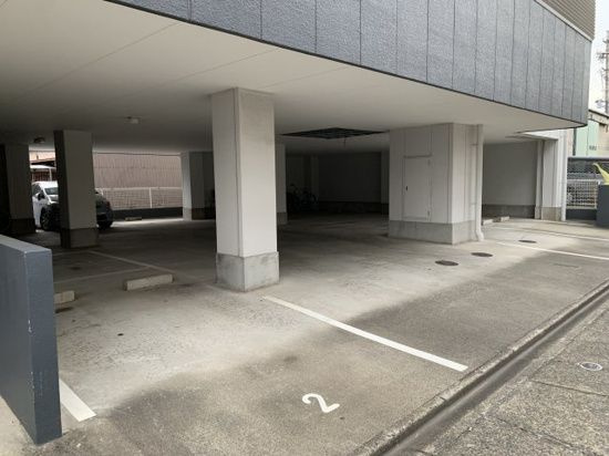 鳥山マンションⅢの駐車場|駐車場に車を止められます
