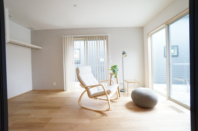 常滑市錦町3丁目　6号棟の洋室|リビングと繋がる7.5帖洋室は目隠し加工の引き戸があり、プライベートな空間になります。二面の大きな窓から自然の光と風がたっぷりと入る心地の良い空間でゆったりとした時間を過ごせます。