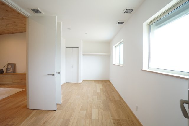 常滑市錦町3丁目　6号棟の洋室|9.7帖洋室は2室に分けれるようになっておりそれぞれドアとクローゼットがあります。