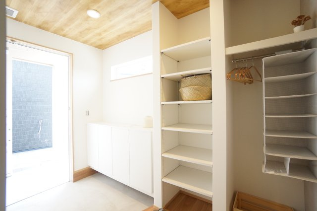 常滑市錦町3丁目　6号棟の玄関|玄関のシンプルなシューズボックスと可動棚付の収納とコートやレインコートなどをかけておけるパイプハンガー付きのスペースがあります。
