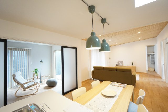 常滑市錦町3丁目　6号棟の居間・リビング|対面式のキッチンからはリビングや洋室での家族の様子を見守ることが出来ます。自然と家族とのコミュニケーションが増える間取で楽しくお料理ができそうです♪