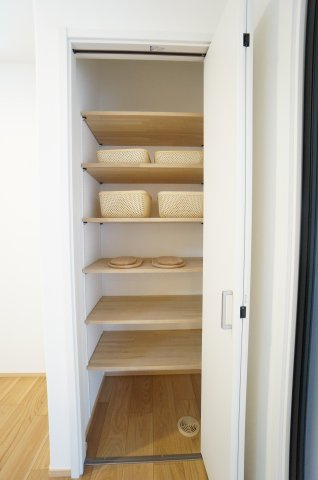 常滑市錦町3丁目　6号棟の収納|キッチン横のパントリーは可動棚付で日用品や食糧品おストックに便利です。