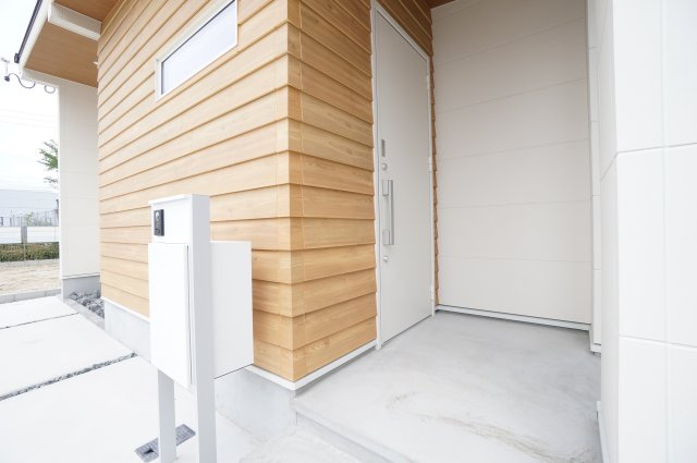 常滑市錦町3丁目　6号棟の玄関|シンプルな玄関ドアとポスト。木の質感が温かみのある雰囲気で居住者の帰り、訪れる方を優しく迎えてくれます。