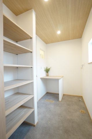 常滑市錦町3丁目　6号棟の内装|脱衣所には可動棚付の収納がありタオルや着替えなどの収納に便利。