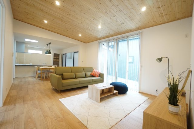 常滑市錦町3丁目　6号棟の居間・リビング|大きな窓からの光があふれる広々とした23帖のLDK。勾配天井で開放的な空間になっています♪木造のナチュラルな雰囲気でホッと安らぐ空間です。見通しの良いコミュニケーションの図りやすいリビングです♪