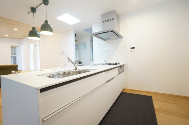 常滑市錦町3丁目　6号棟のキッチン|デザイン性と機能性を兼ね備えたスタイリッシュなキッチンは、セラミック素材でキズや汚れに強く日々のお手入れが気楽にできます♪