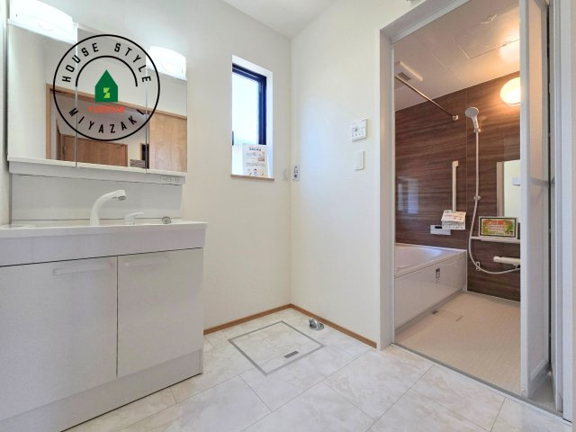 宮崎市生目台西一丁目第1-2棟（A号棟）の内観：施工例|ゆとりの洗面スペースで朝の身支度もスムーズに。暮らしを快適に変えるシャワー付洗面台です！