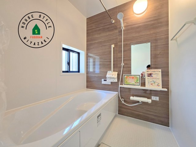 宮崎市生目台西一丁目第1-2棟（A号棟）の内観：施工例|1日の疲れを癒してくれる広々バスルーム。雨の日のお洗濯にも大活躍な浴室乾燥機付です！