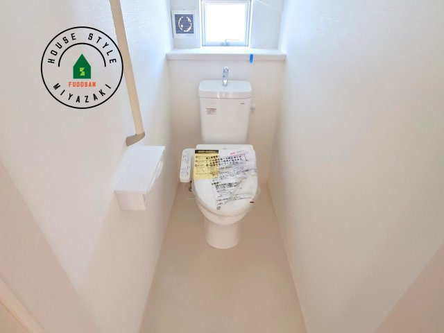 宮崎市生目台西一丁目第1-2棟（A号棟）の内観：施工例|温水洗浄便座を完備しております。2ヶ所にトイレがあるのは朝の慌ただしい時間も安心です。