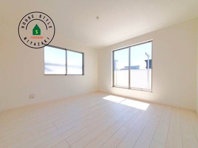 宮崎市生目台西一丁目第1-2棟（A号棟）の内観：施工例|主寝室には収納力に優れたクローゼットがありますので、お部屋もすっきり片付きます。