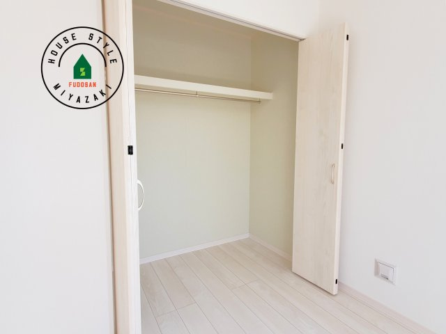 宮崎市生目台西一丁目第1-2棟（A号棟）の内観：施工例|洋服や大きな荷物が多い方や人数の多いご家族などは、一般的なクローゼットよりもウォークインクローゼットのほうが使い勝手が良いです。