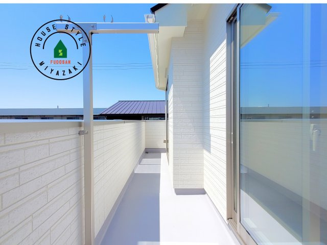 宮崎市生目台西一丁目第1-2棟（A号棟）の外観：施工例|風をしっかりと感じられるバルコニーでは、毎日が洗濯日和です。広々としているので洗濯も楽しくなるでしょうし、気分転換にバルコニーからの眺めを楽しむのもいいでしょう。